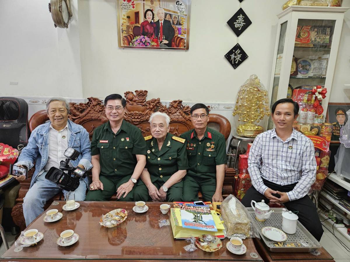 CLB TTNLMT thăm hỏi Đại tá Nguyễn Văn Bạch, nguyên Chủ nhiệm Chính trị Quân khu 7 tại nhà riêng.