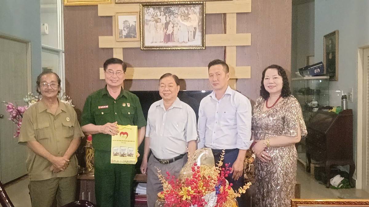 Chủ tịch CLB TTNLMT tặng quà cho Anh hùng lực lượng vũ trang nhân dân Ngô Tùng Chinh.