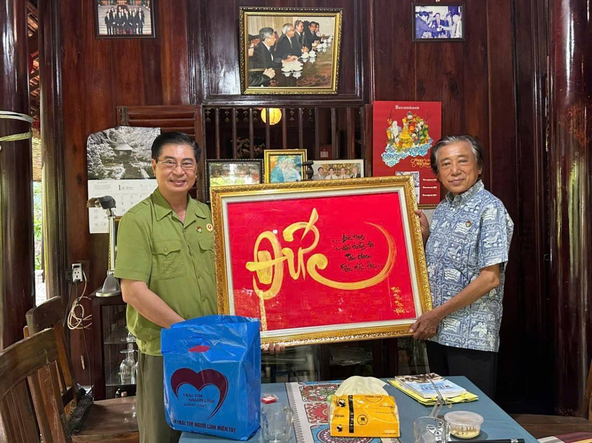 Chủ tịch CLB thăm, chúc tết, tặng quà cựu biệt động, tiến sỹ Đỗ Văn Dũng.