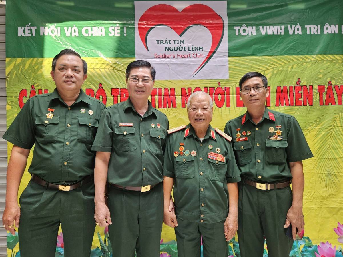 Chủ tịch CLB TRÁI TIM NGƯỜI LÍNH MIỀN TÂY và thiếu tướng Nguyễn Ngọc Doanh- Nguyên Phó Chính ủy Quân đoàn 4, Trưởng ban liên lạc truyền thống cựu chiến binh Mặt trận 479 - Campuchia.