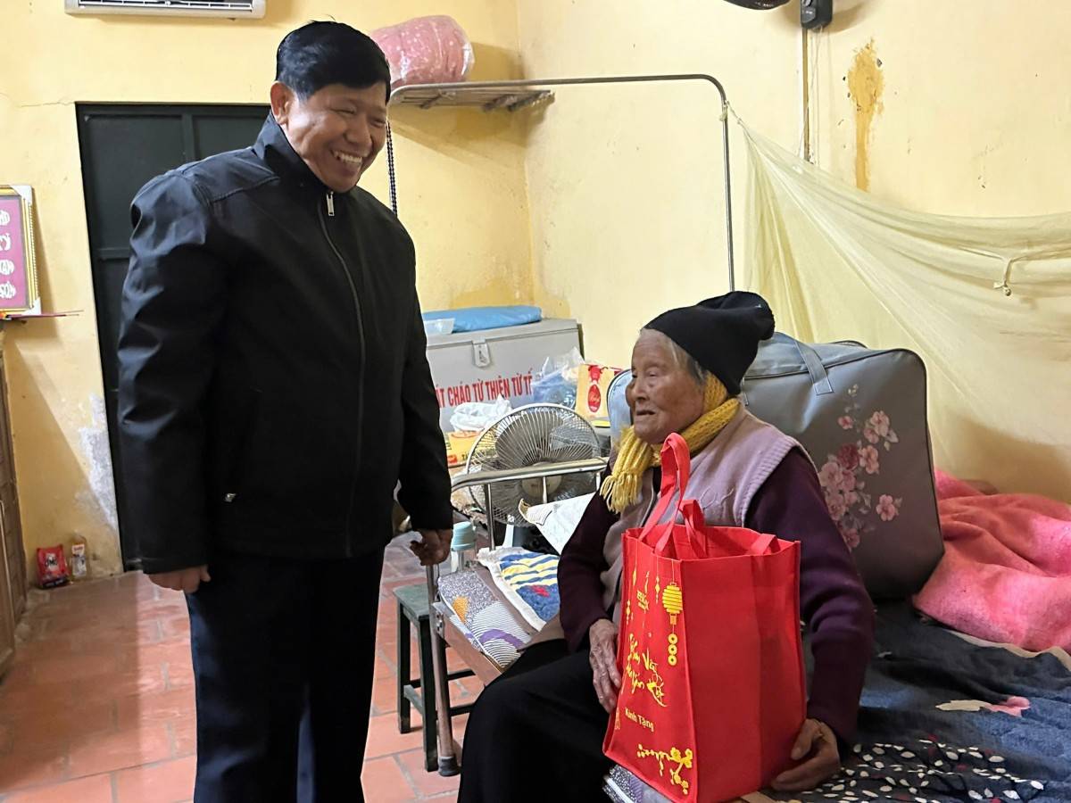 Tập đoàn quốc tế Phượng Hoàng mang 'Xuân yêu thương' đến bệnh nhân Da liễu Bắc Ninh Tập đoàn quốc tế Phượng Hoàng mang 'Xuân yêu thương' đến bệnh nhân Da liễu Bắc Ninh