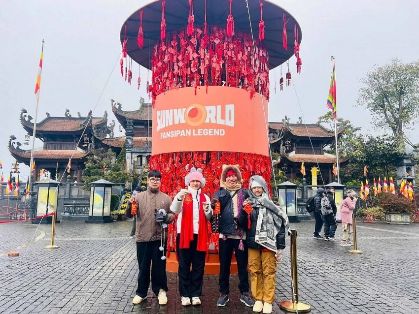 Những du khách đầu tiên “xông đất” nóc nhà Đông Dương sáng mồng 1 Tết