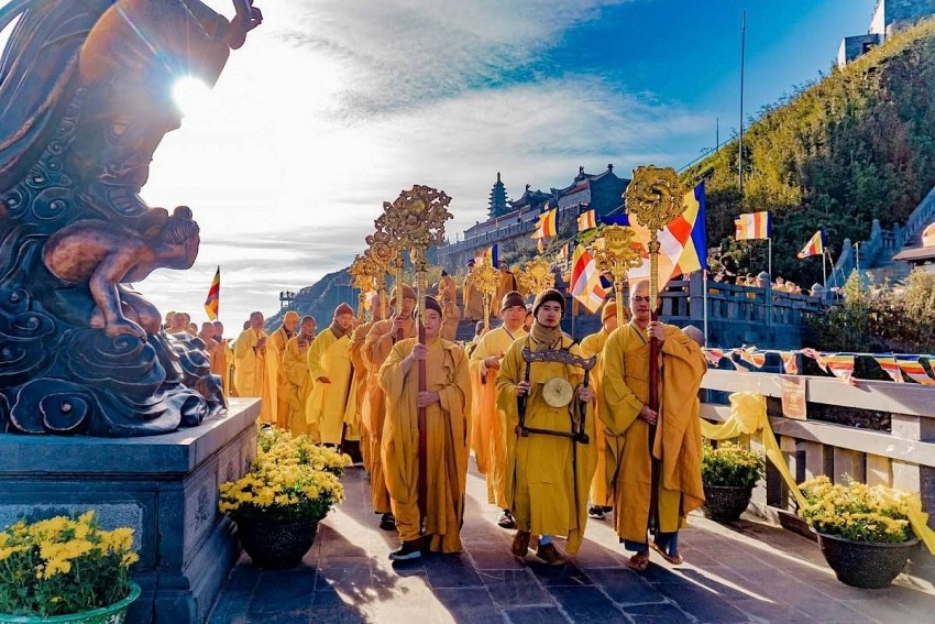 Những du khách đầu tiên “xông đất” nóc nhà Đông Dương sáng mồng 1 Tết