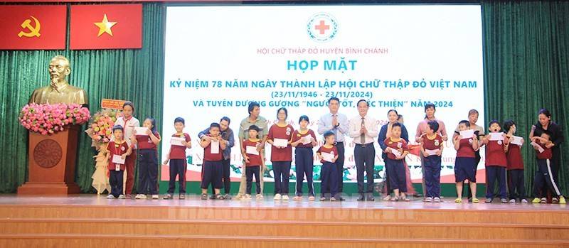 Đồng chí Phạm Văn Lũy và đồng chí Lê Như Hải Long trao tặng học bổng đến học sinh khuyết tật.