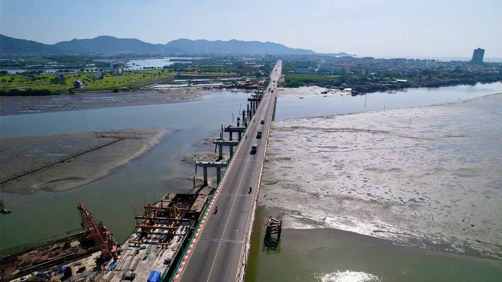 Thi công cầu Cửa Lấp 2 mở rộng lối đi lại giữa TP Vũng Tàu với huyện Long Đất