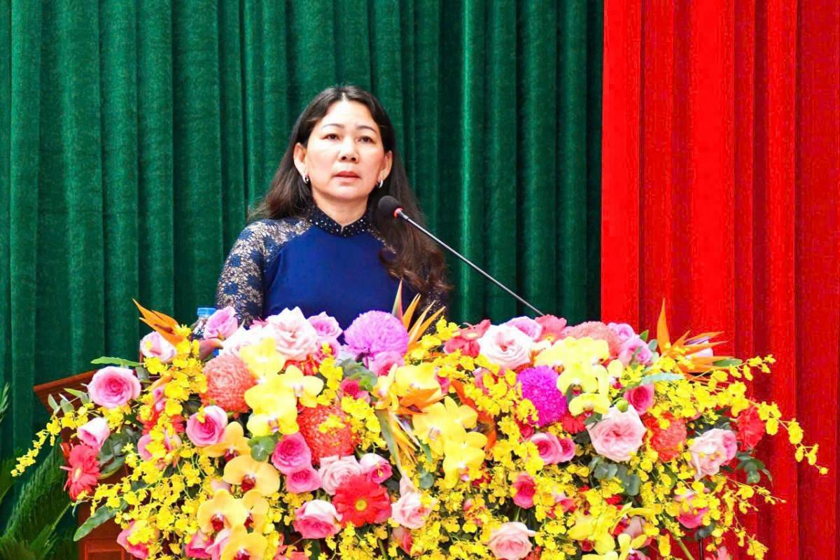 bà Đỗ Thị Hồng- Phó Bí thư Huyện ủy, Chủ tịch UBND huyện Long Đất 