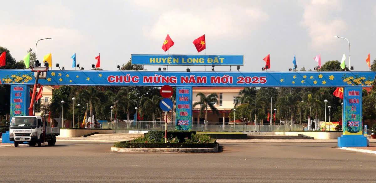 Trụ sở làm việc của Đảng  bộ, chính  quyềnn, UBND huyện Long Đất