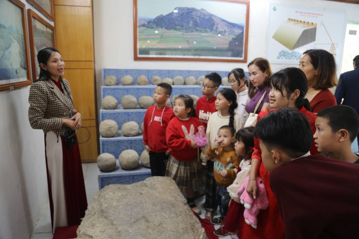 Đông đảo khách tham quan Thành Nhà Hồ dịp Tết Ất Tỵ