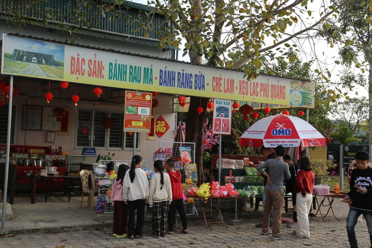 Đông đảo khách tham quan Thành Nhà Hồ dịp Tết Ất Tỵ