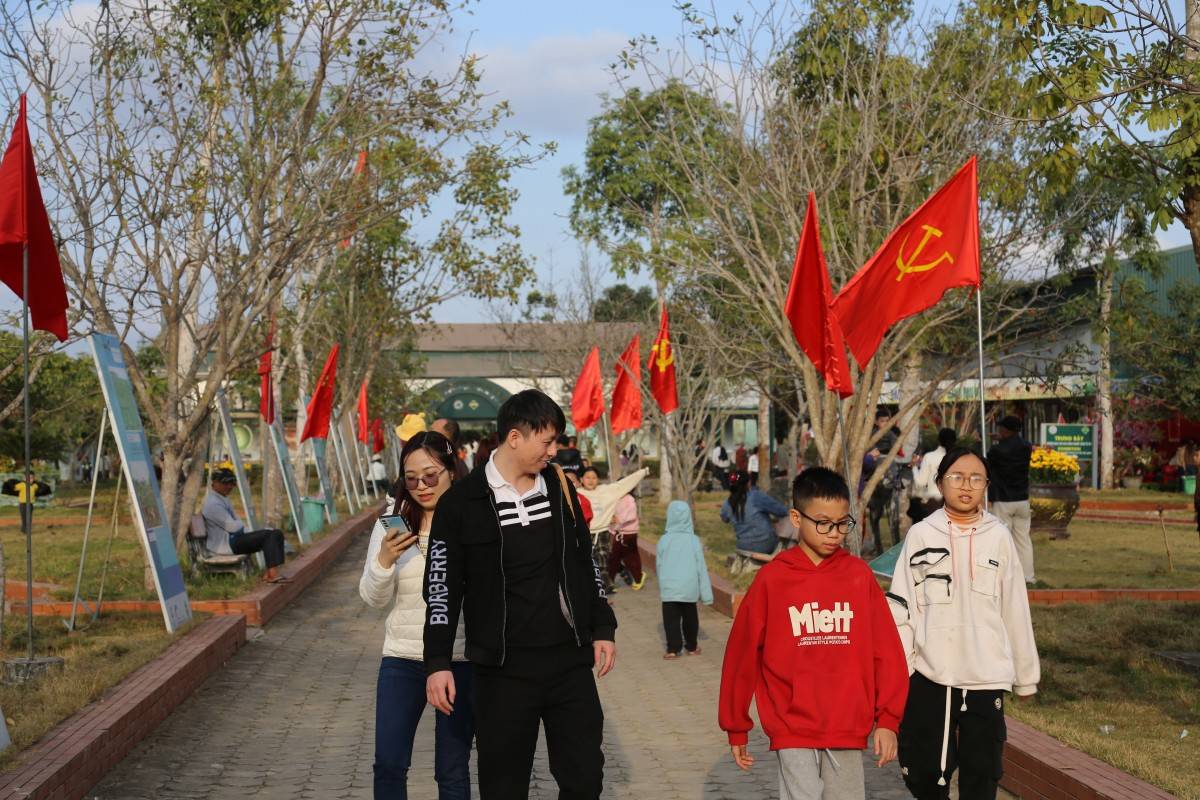 Đông đảo khách tham quan Thành Nhà Hồ dịp Tết Ất Tỵ