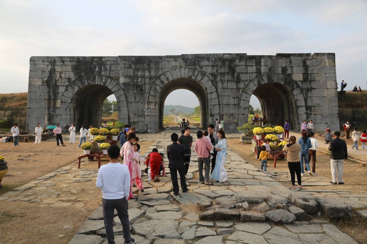 Đông đảo khách tham quan Thành Nhà Hồ dịp Tết Ất Tỵ