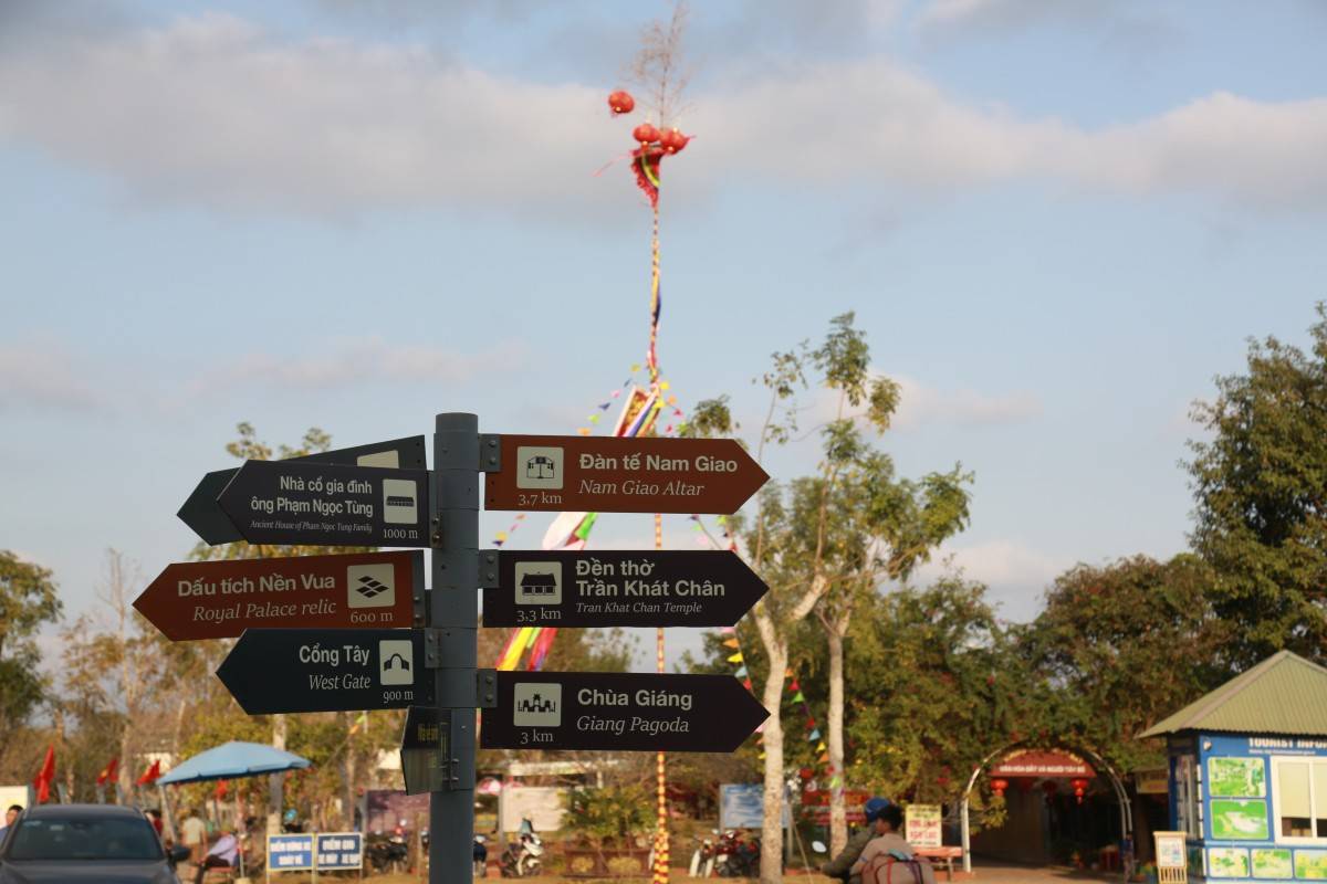 Đông đảo khách tham quan Thành Nhà Hồ dịp Tết Ất Tỵ