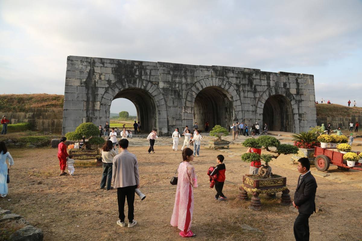 Đông đảo khách tham quan Thành Nhà Hồ dịp Tết Ất Tỵ