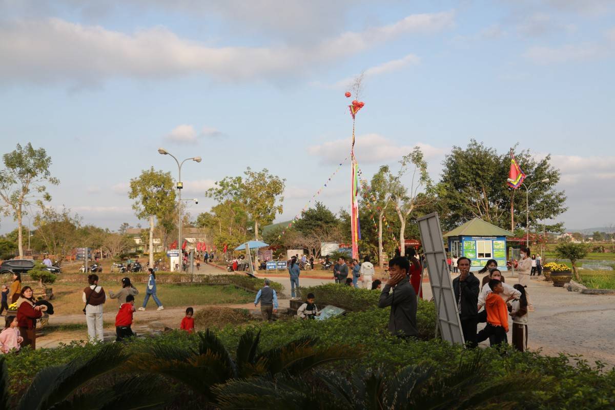 Đông đảo khách tham quan Thành Nhà Hồ dịp Tết Ất Tỵ