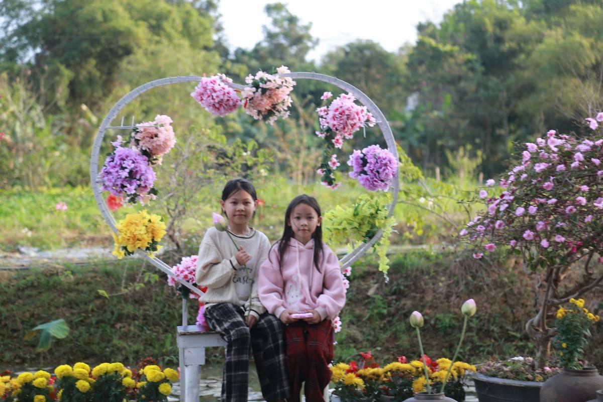 Đông đảo khách tham quan Thành Nhà Hồ dịp Tết Ất Tỵ