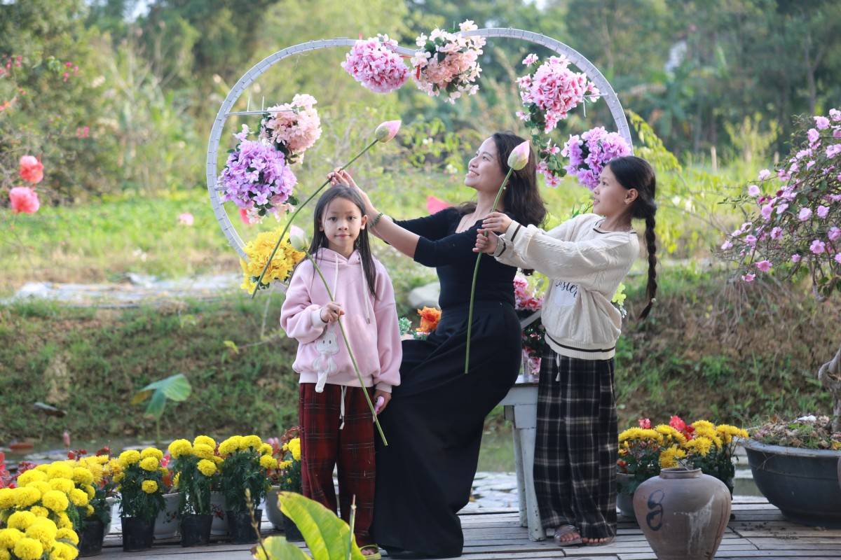 Đông đảo khách tham quan Thành Nhà Hồ dịp Tết Ất Tỵ