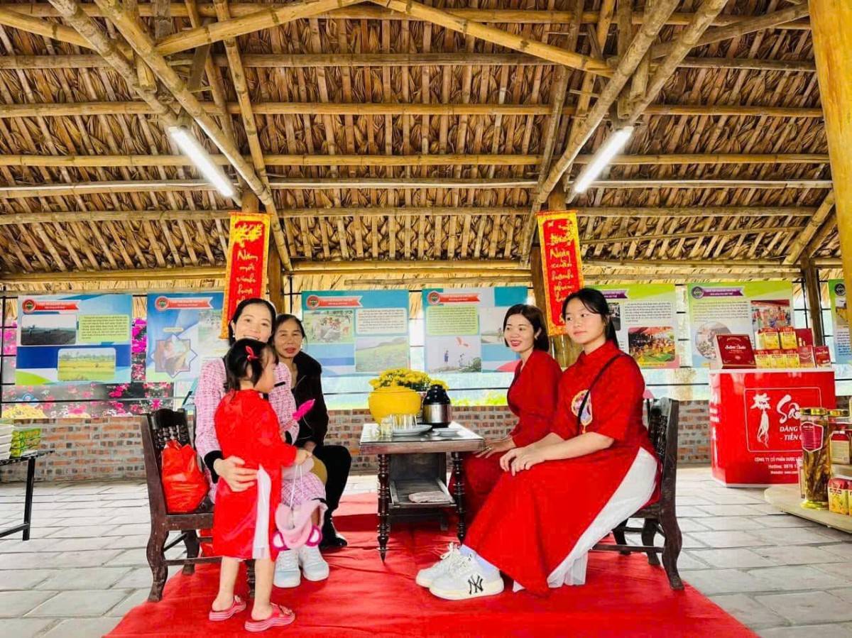 Đông đảo khách tham quan Thành Nhà Hồ dịp Tết Ất Tỵ