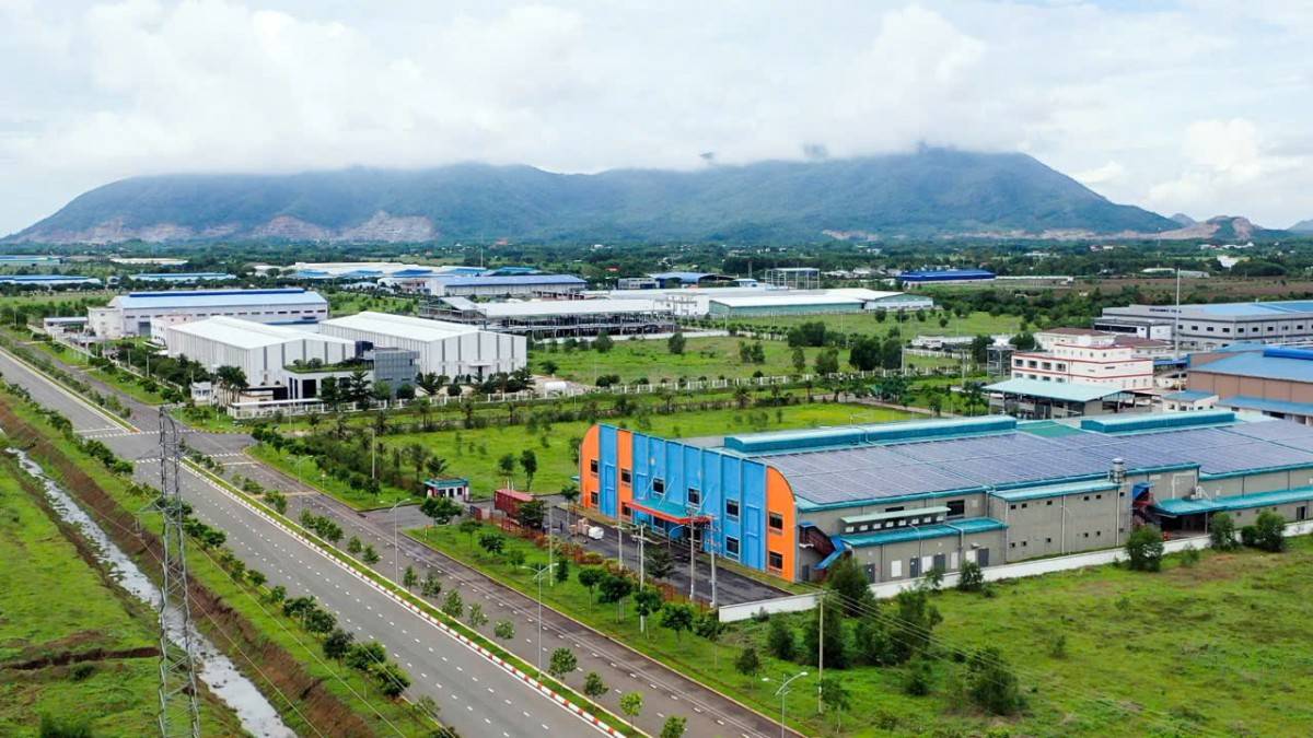 Theo quy hoạch Tỉnh Bà Rịa – Vũng Tàu 2021- 2030 tầm nhìn 2050 được Thủ tướng Chính phủ phê duyệt huyện Châu Đức trở thành khu công nghiệp tập trung lớn nhất của tỉnh lấy yếu tố công nghệ cao, công nghệ xanh, bảo vệ môi trường làm trọng tâm Theo quy hoạch Tỉnh Bà Rịa – Vũng Tàu 2021- 2030 tầm nhìn 2050 được Thủ tướng Chính phủ phê duyệt huyện Châu Đức trở thành khu công nghiệp tập trung lớn nhất của tỉnh lấy yếu tố công nghệ cao, công nghệ xanh, bảo vệ môi trường làm trọng tâm