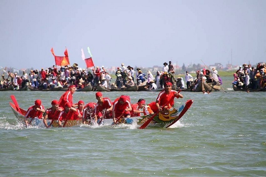 Đua thuyền của các thôn trong xã Tịnh Long