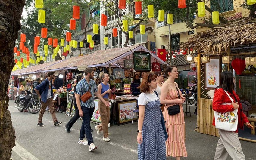 Hà Nội đón triệu khách du lịch dịp Tết, bước vào mùa lễ hội đầu Xuân