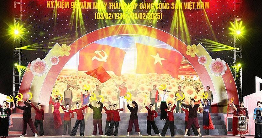 Yên Bái: Sôi động và ấn tượng màn dân vũ nghệ thuật với 2025 diễn viên quần chúng