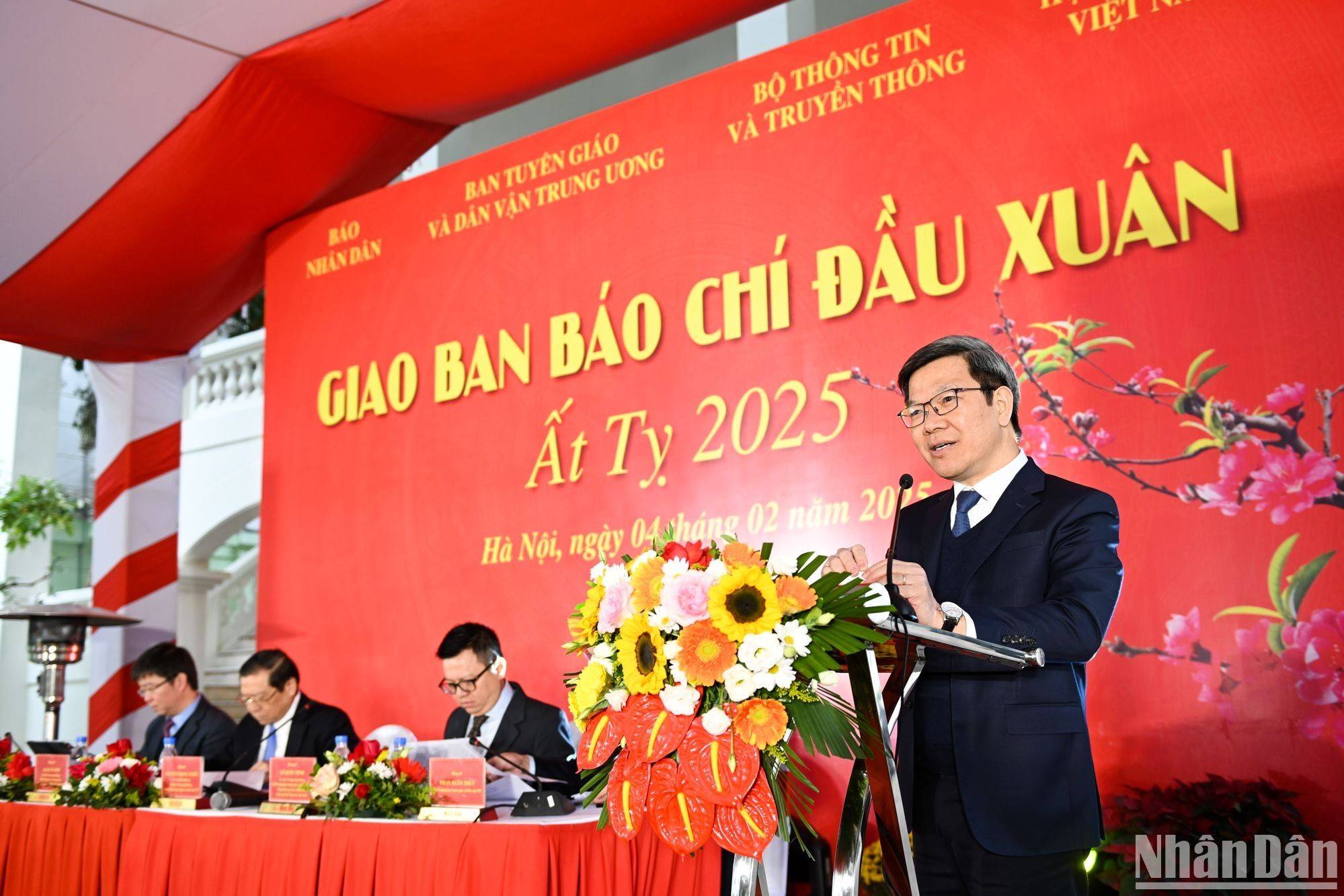 Đồng chí Tống Văn Thanh, Vụ trưởng Vụ Báo chí-Xuất bản, Ban Tuyên giáo và Dân vận Trung ương trình bày Báo cáo công tác báo chí Tết Nguyên đán Ất Tỵ 2025. (Ảnh: THẾ ĐẠI) Đồng chí Tống Văn Thanh, Vụ trưởng Vụ Báo chí-Xuất bản, Ban Tuyên giáo và Dân vận Trung ương trình bày Báo cáo công tác báo chí Tết Nguyên đán Ất Tỵ 2025. (Ảnh: THẾ ĐẠI)