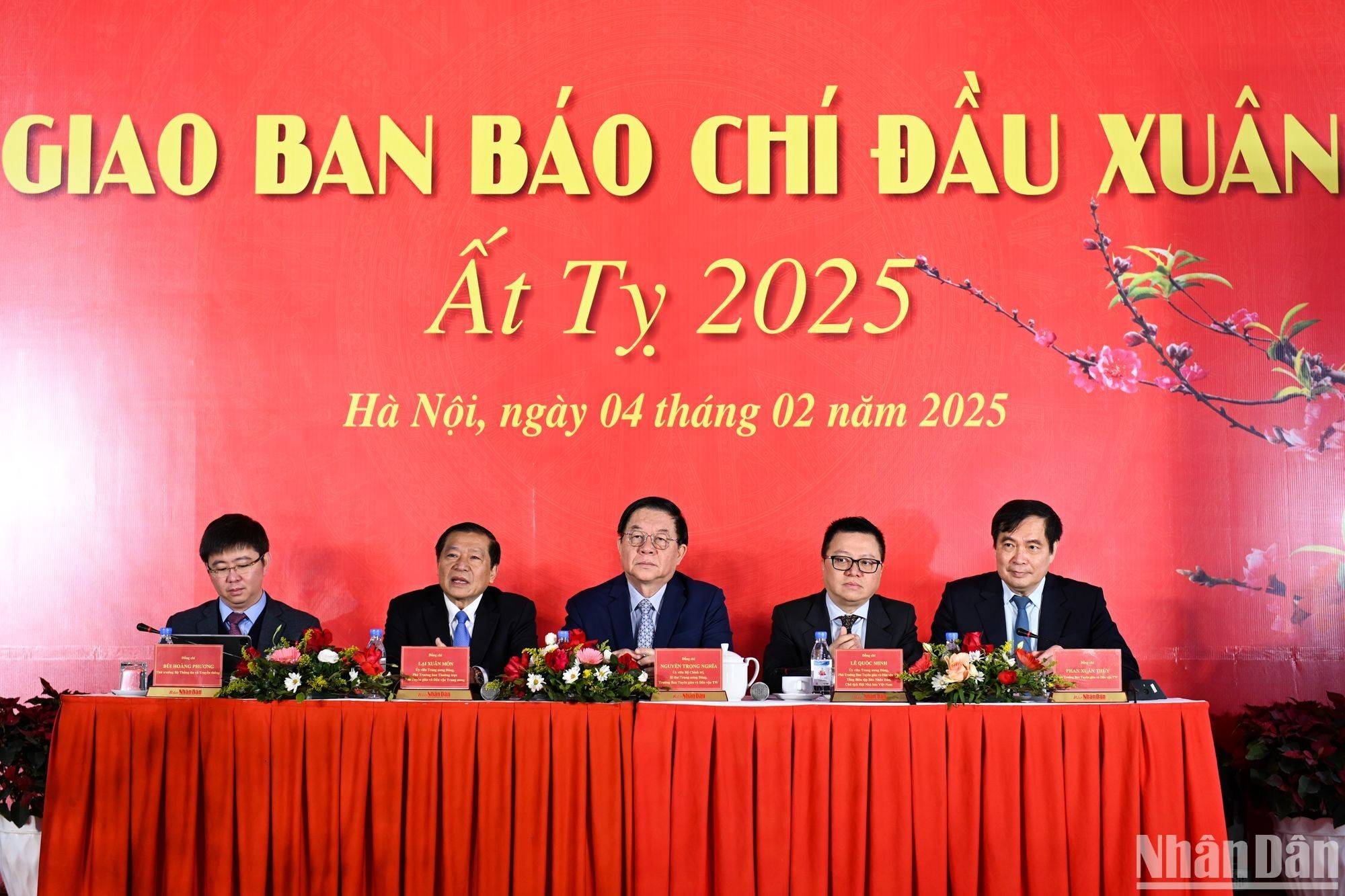 Các đồng chí lãnh đạo chủ trì Hội nghị giao ban báo chí đầu Xuân Ất Tỵ 2025. (Ảnh: THẾ ĐẠI) Các đồng chí lãnh đạo chủ trì Hội nghị giao ban báo chí đầu Xuân Ất Tỵ 2025. (Ảnh: THẾ ĐẠI)
