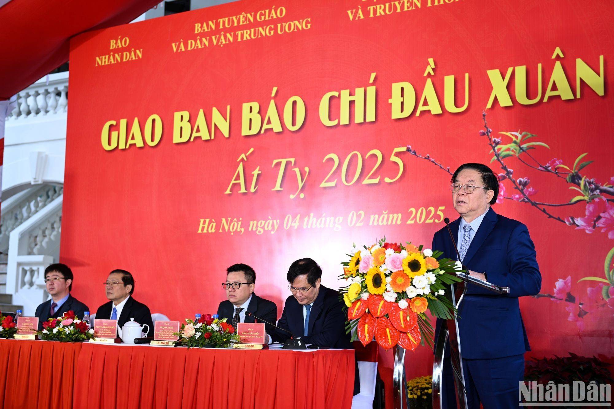Đồng chí Nguyễn Trọng Nghĩa nhấn mạnh, báo chí cần tiếp tục là lực lượng xung kích trên mặt trận tư tưởng, văn hóa, đóng vai trò quan trọng trong việc tuyên truyền, định hướng dư luận xã hội. (Ảnh: THẾ ĐẠI) Đồng chí Nguyễn Trọng Nghĩa nhấn mạnh, báo chí cần tiếp tục là lực lượng xung kích trên mặt trận tư tưởng, văn hóa, đóng vai trò quan trọng trong việc tuyên truyền, định hướng dư luận xã hội. (Ảnh: THẾ ĐẠI)
