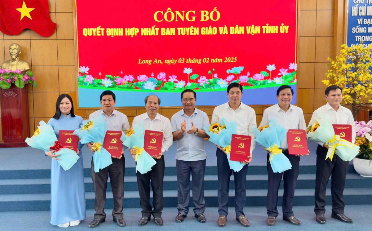 Bí thư Tỉnh ủy, Chủ tịch HĐND tỉnh – Nguyễn Văn Được trao quyết định hợp nhất Ban Tuyên giáo Tỉnh ủy và Ban Dân vận Tỉnh ủy thành Ban Tuyên giáo và Dân vận Tỉnh ủy Bí thư Tỉnh ủy, Chủ tịch HĐND tỉnh – Nguyễn Văn Được trao quyết định hợp nhất Ban Tuyên giáo Tỉnh ủy và Ban Dân vận Tỉnh ủy thành Ban Tuyên giáo và Dân vận Tỉnh ủy