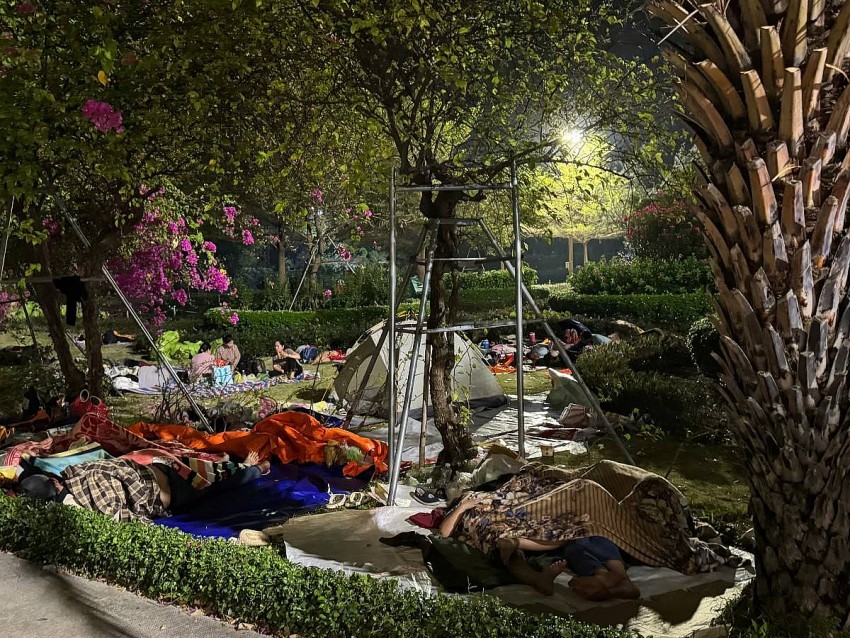  Rất nhiều người trải chiếu, dựng trại ngủ lại qua đêm dưới chân núi Bà Đen. Ảnh: Sun World Ba Den Mountain