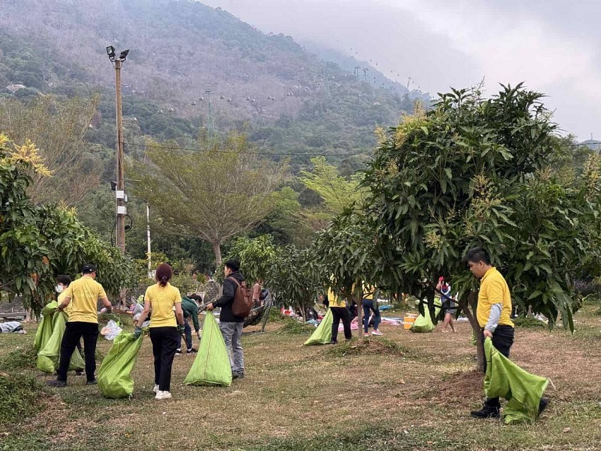 5h sáng ngày mùng 5 Tết, cán bộ KDL núi Bà Đen triển khai đợt thu gom rác thứ hai. Ảnh: Sun World Ba Den Mountain
