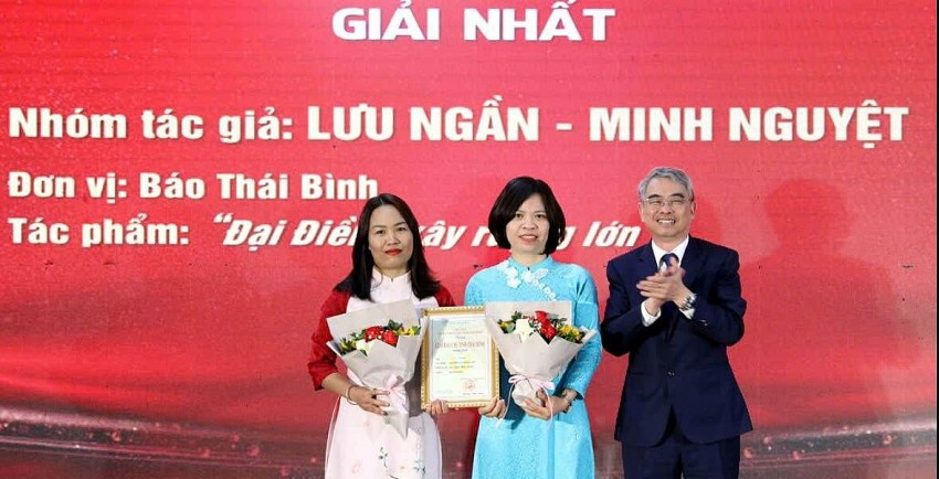 Lãnh đạo Ban Tuyên giáo Tỉnh ủy Thái Bình trao giải Nhất, Giải Báo chí tỉnh năm 2024 cho nhóm tác giả.
