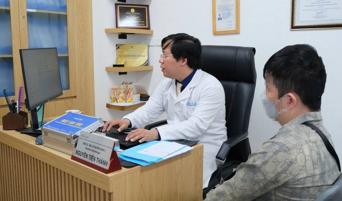 Bác sĩ Nguyễn Tiến Thành thăm khám cho bệnh nhân (Ảnh: BSCC).