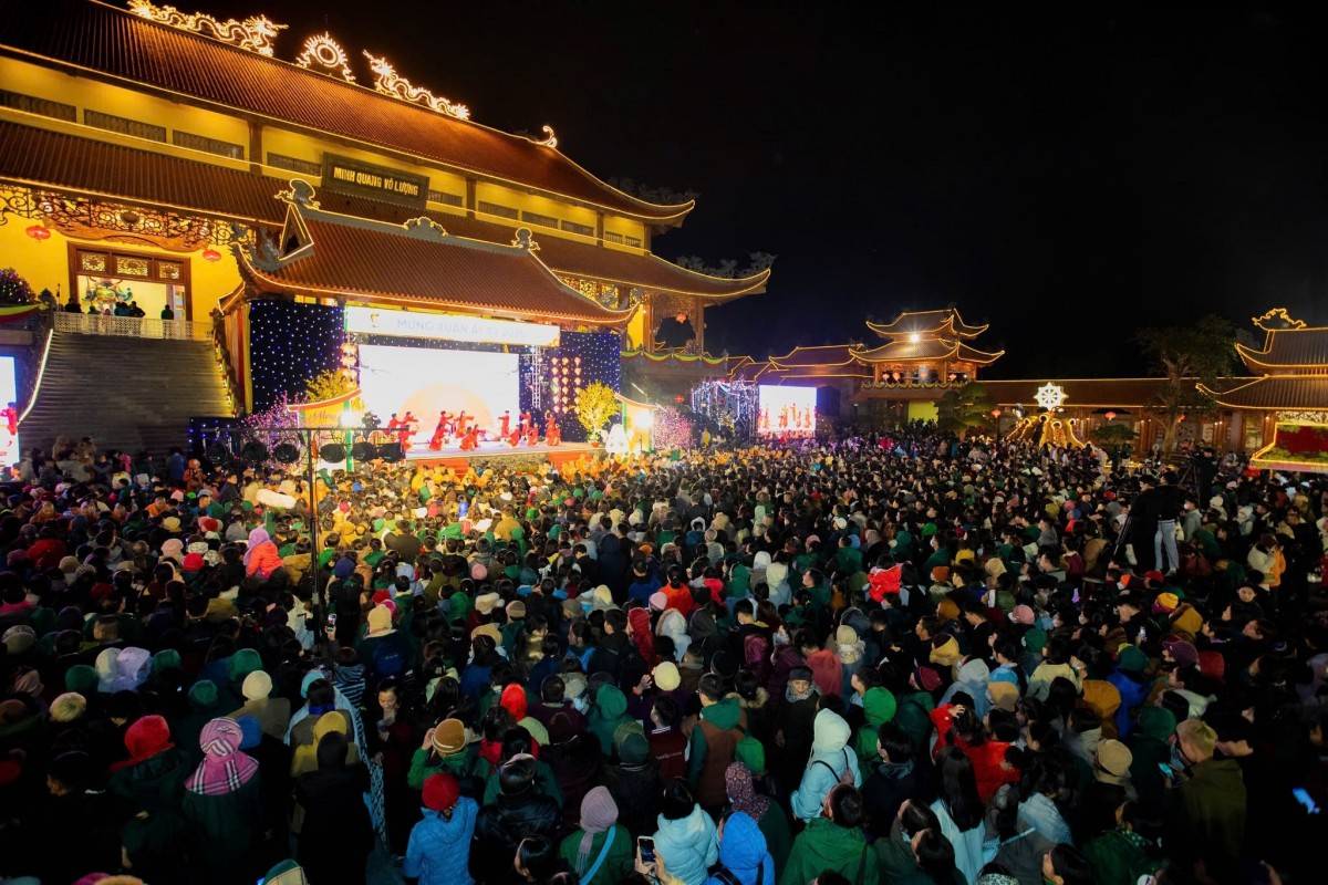 Ba Vàng cũng là điểm đến tâm linh của 10 ngàn du khách  lẽ ra họ đang đoàn viên bên gia đình trong thời khắc giao thừa. Ba Vàng cũng là điểm đến tâm linh của 10 ngàn du khách  lẽ ra họ đang đoàn viên bên gia đình trong thời khắc giao thừa.