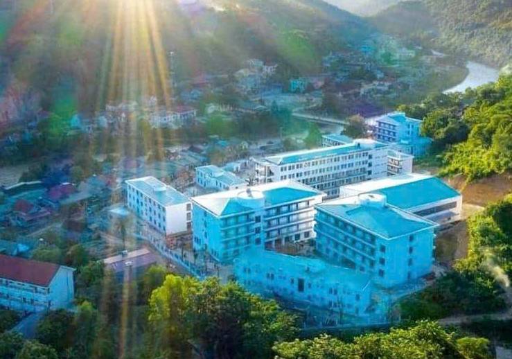 Trường THPT Kỳ Sơn dưới ánh nắng ban mai. 