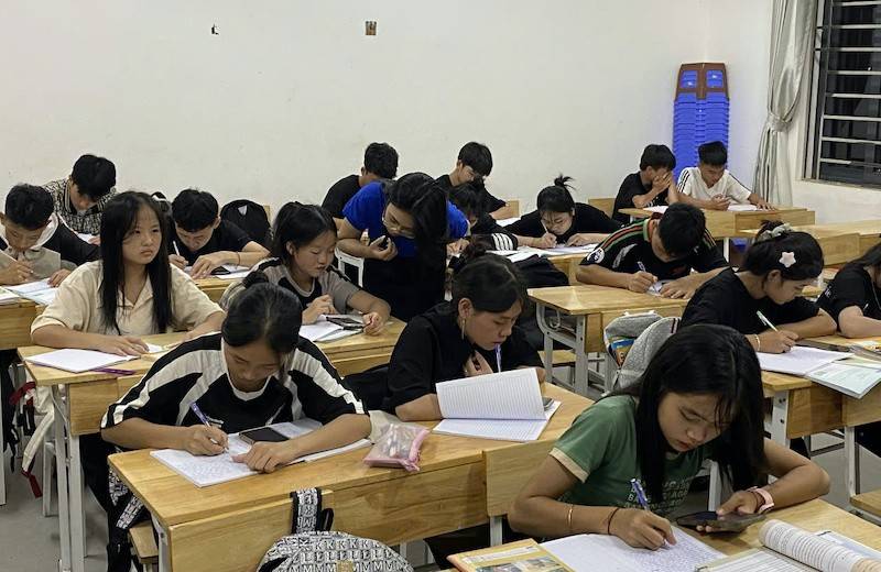Giáo viên ân cần hướng dẫn các em học sinh trong một tiết học 