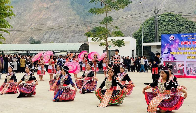 Hoạt động văn nghệ của các em học sinh Trường THPT Kỳ Sơn 