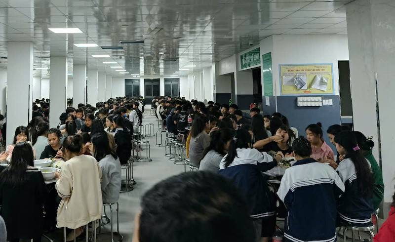 Các em học sinh Trừng THPT Kỳ Sơn trong giờ ăn trưa tại trường