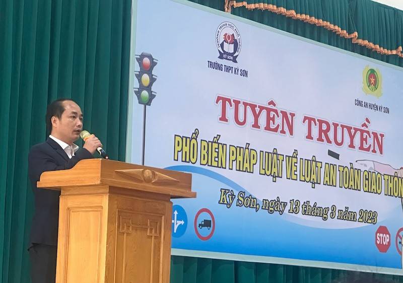 Trường THPT Kỳ Sơn phối hợp với cơ quan Công an tổ chức tuyển