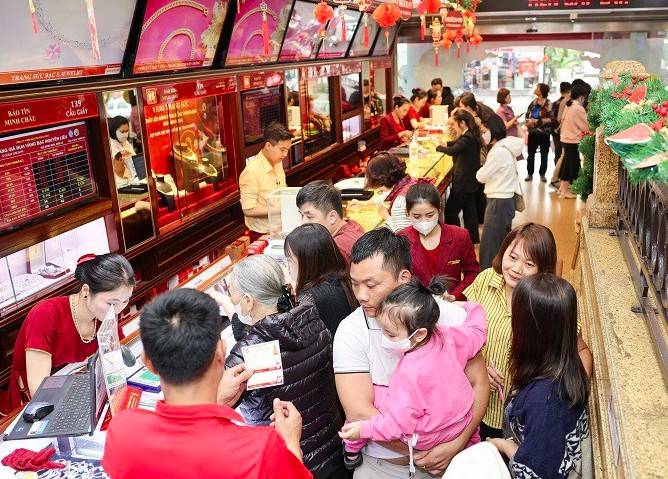 Giá vàng nóng bỏng tay, nên mua hay bán vàng vào ngày vía Thần Tài 2025?