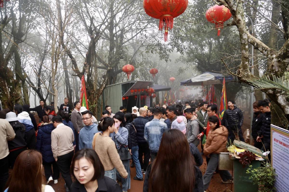 Đông đảo du khách đi lễ Đền Nưa - Am Tiên ngày 