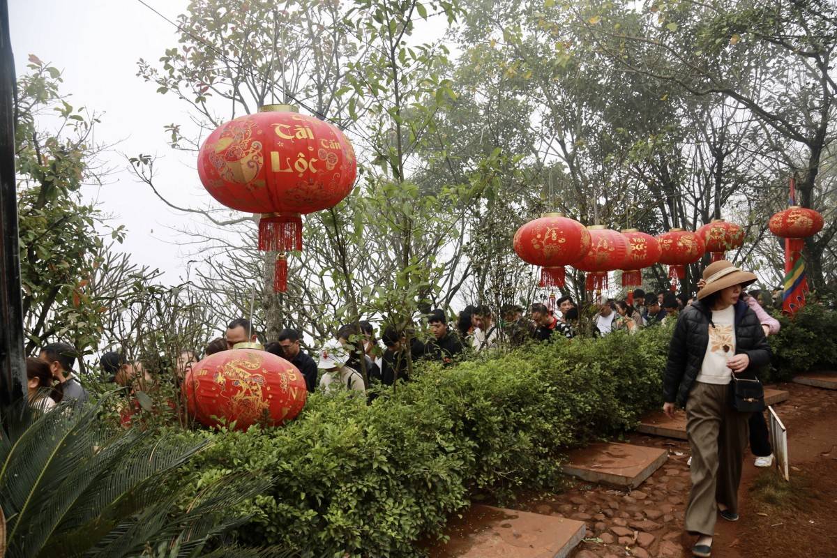 Đông đảo du khách đi lễ Đền Nưa - Am Tiên ngày 