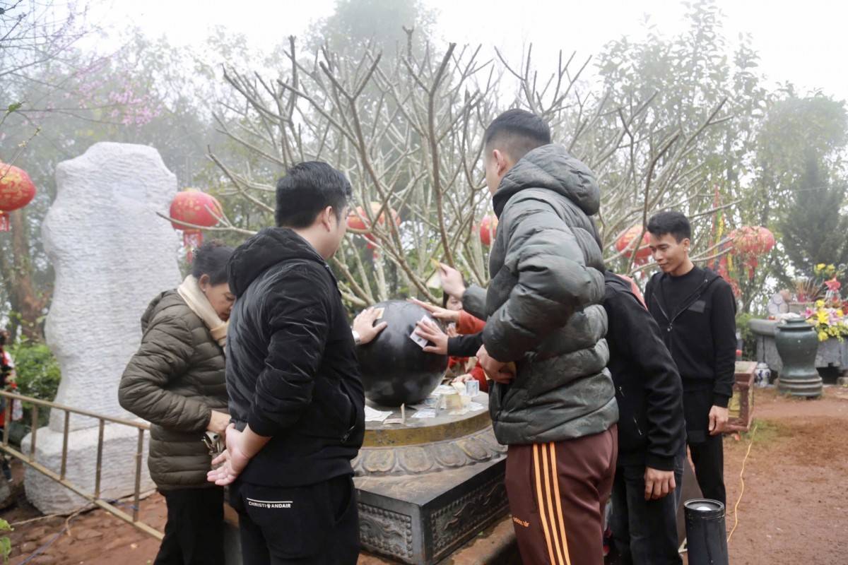 Đông đảo du khách đi lễ Đền Nưa - Am Tiên ngày 