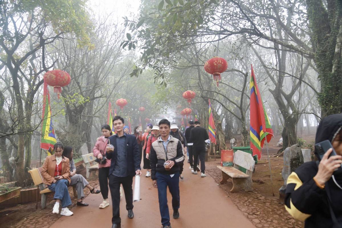 Đông đảo du khách đi lễ Đền Nưa - Am Tiên ngày 