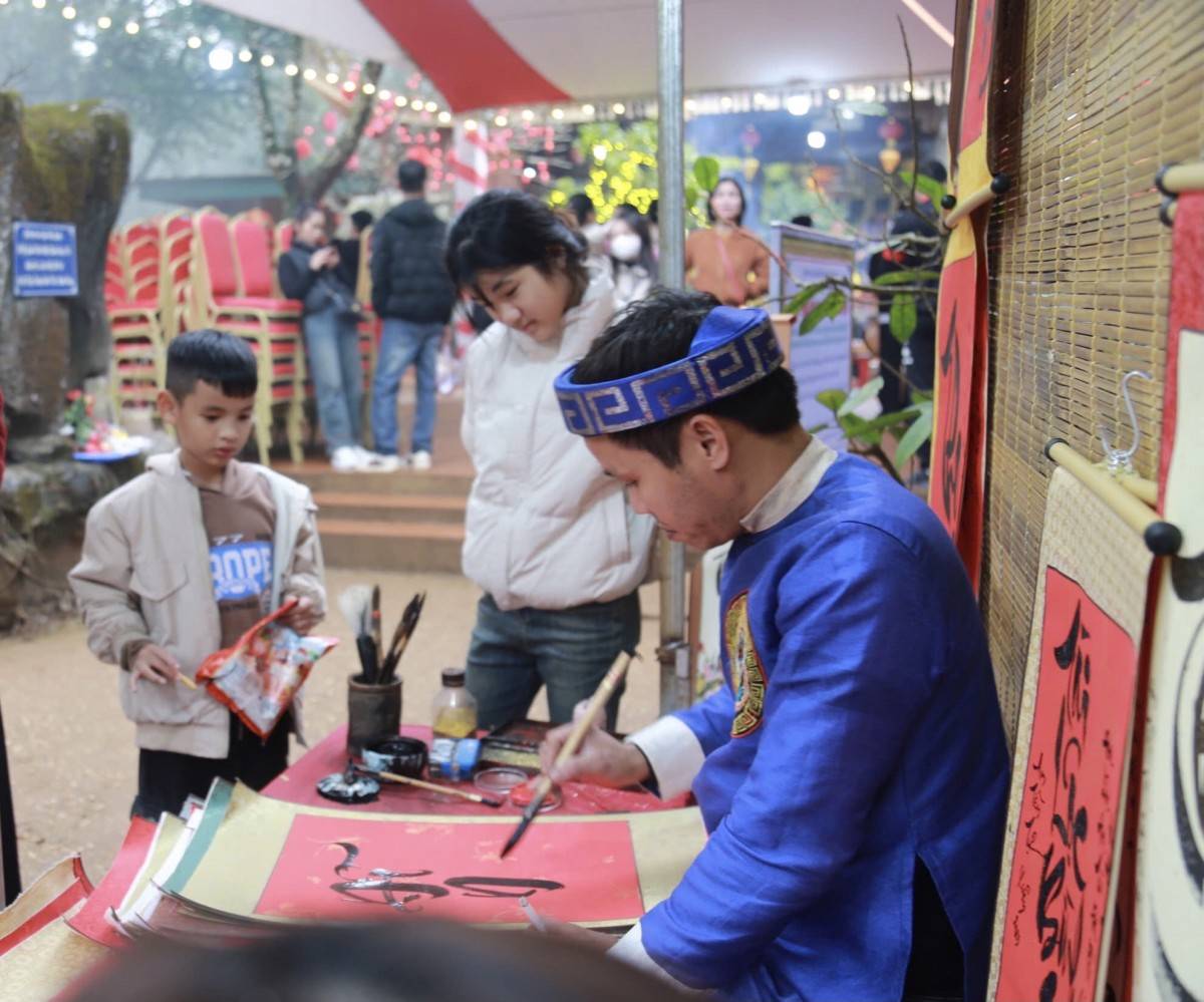 Tục lệ cho chữ tại Đền Nưa