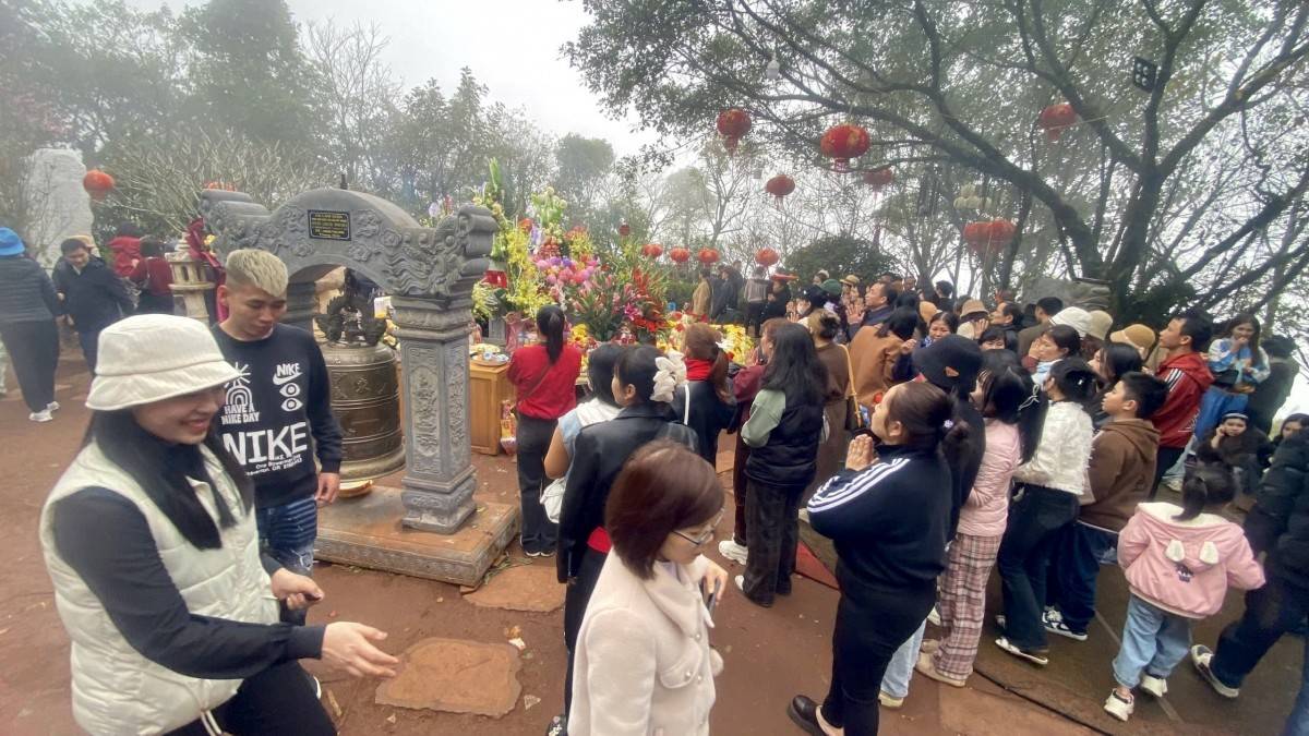 Đông đảo du khách đi lễ Đền Nưa - Am Tiên ngày 