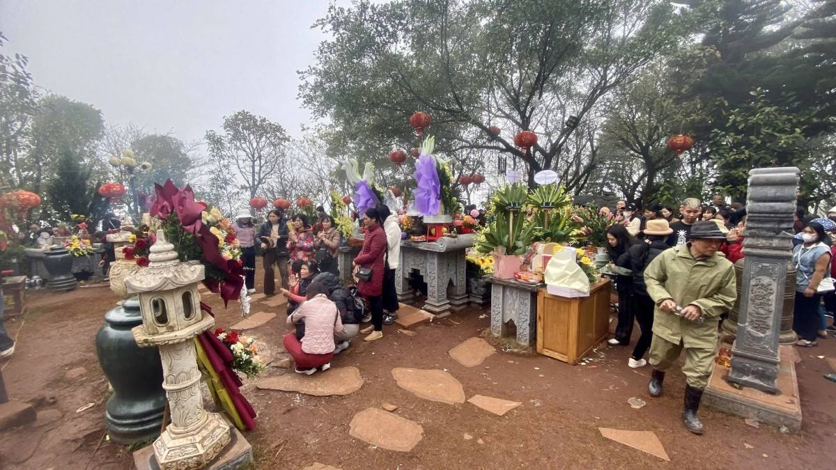 Đông đảo du khách đi lễ Đền Nưa - Am Tiên ngày 