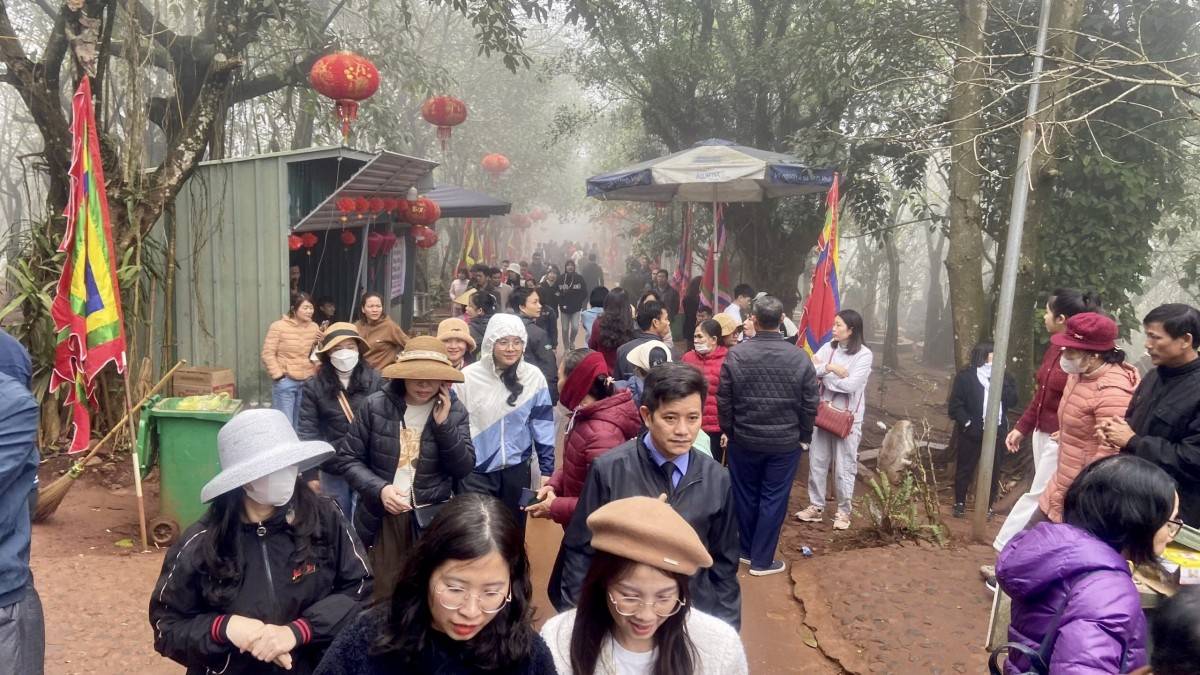 Đông đảo du khách đi lễ Đền Nưa - Am Tiên ngày 