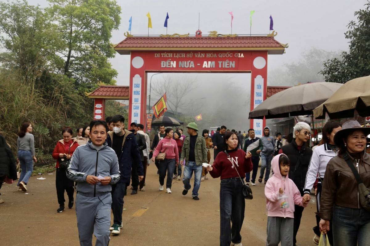 Đông đảo du khách đi lễ Đền Nưa - Am Tiên ngày 