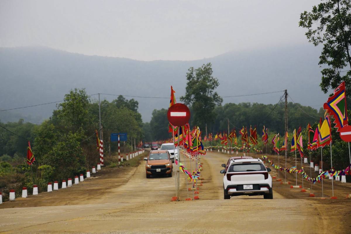 Đường lên đỉnh Đền Nưa - Am Tiên